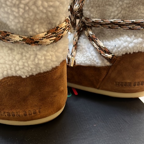 Moon Boots - Light Low Shearling - Picture 3 of 5